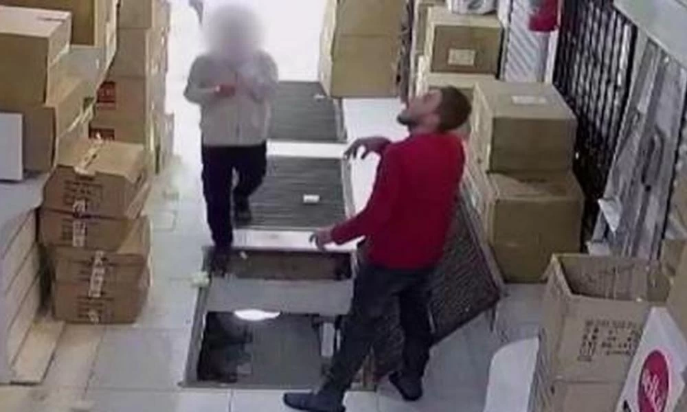 Δείτε τι μπορεί να συμβεί αν κοιτάτε το κινητό και όχι μπροστά σας (Βίντεο)